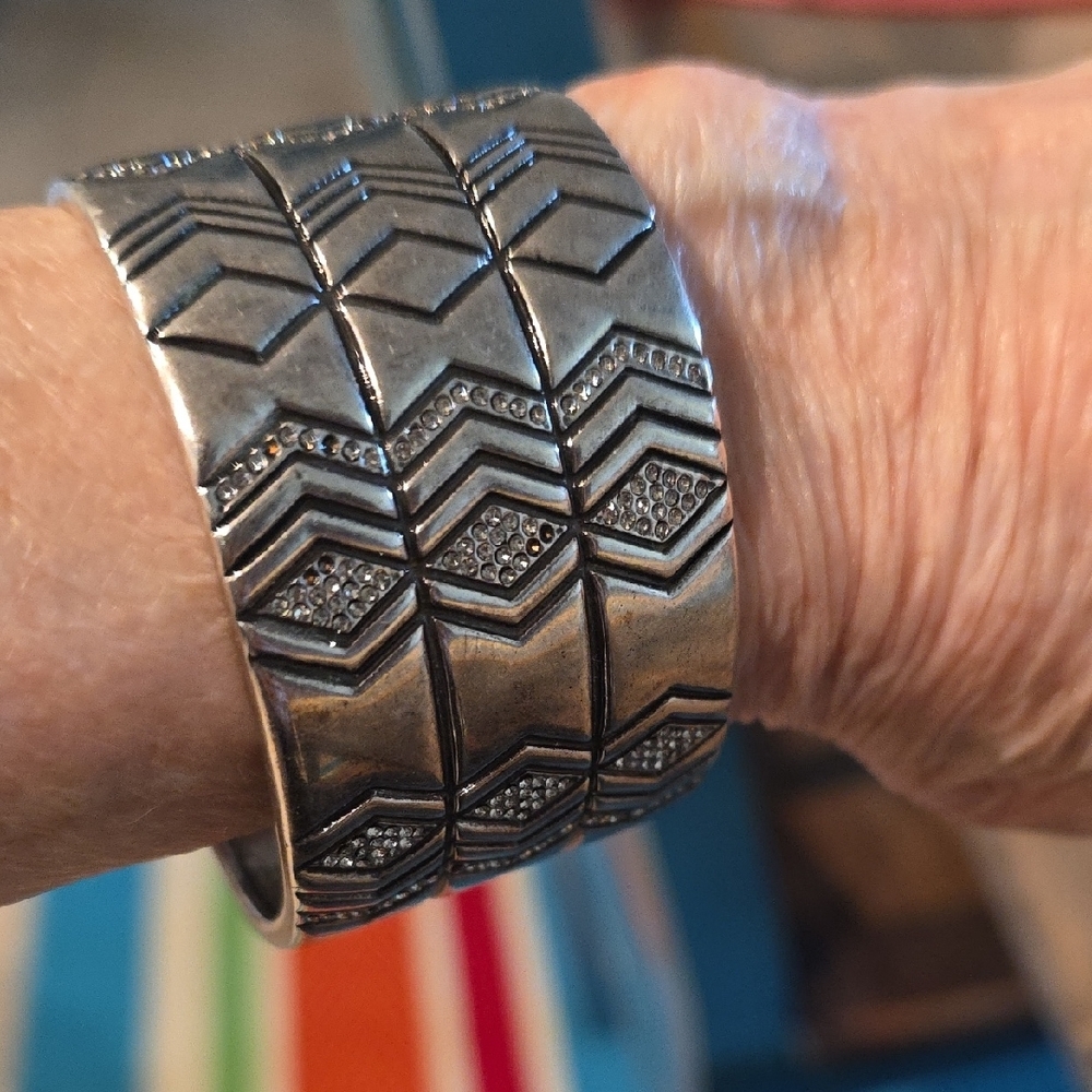 Stylish Chevron Patterned Silver‎ Bracelet
